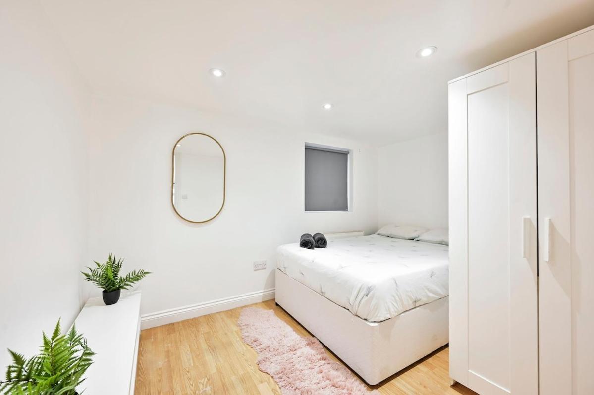 1-bedroom Flat Near Tube Apartment