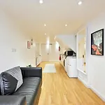 1-Bedroom Flat Near Tube