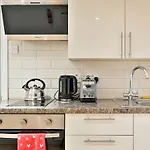 1-Bedroom Flat Near Tube