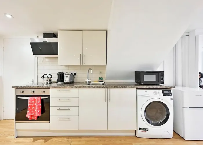 1-Bedroom Flat Near Tube